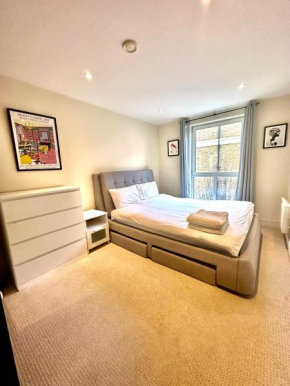 Modern 1 bedroom apartment moments from Shoreditch